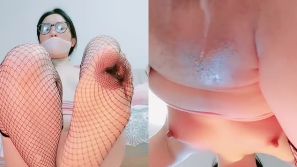 【眼镜肥臀痴女】高跟网袜骚穴全开 假屌猛操无毛嫩穴 淫语挑逗自慰棒抽插 湿臀骑乘榨精实录